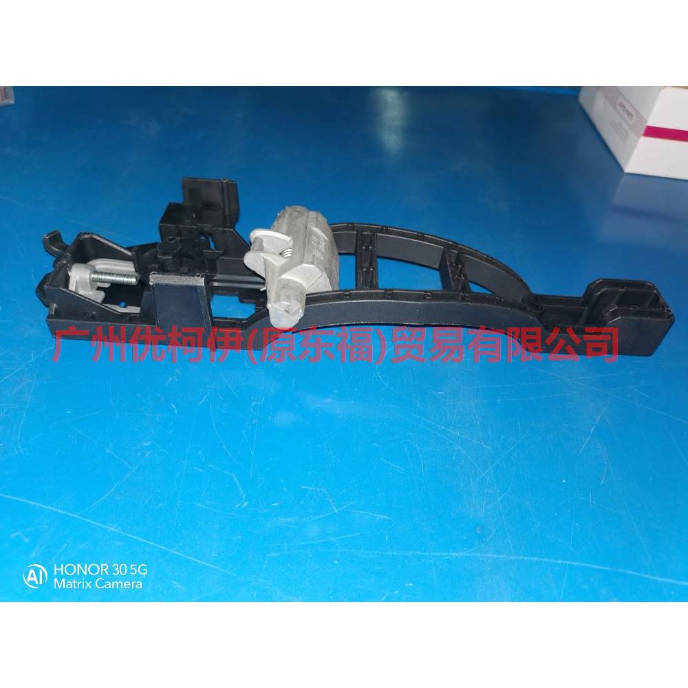 3M51R224A37AE Outer handle bracket front R For Ford Focus BF 05-06