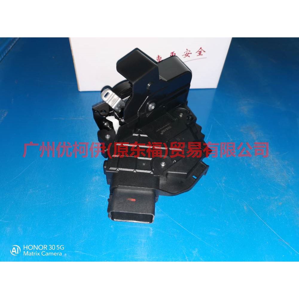 3M5AR21812AL Front door lock R For Ford Focus BF 07-09