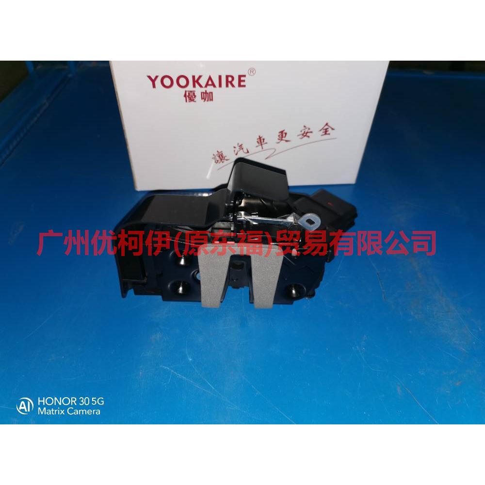 3M5AR21812AL Front door lock R For Ford Focus BF 07-09