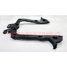 Load image into Gallery viewer, BM51F17E851AF Rear bumper bracket L 3 compartment For Ford Focus D2 12-14